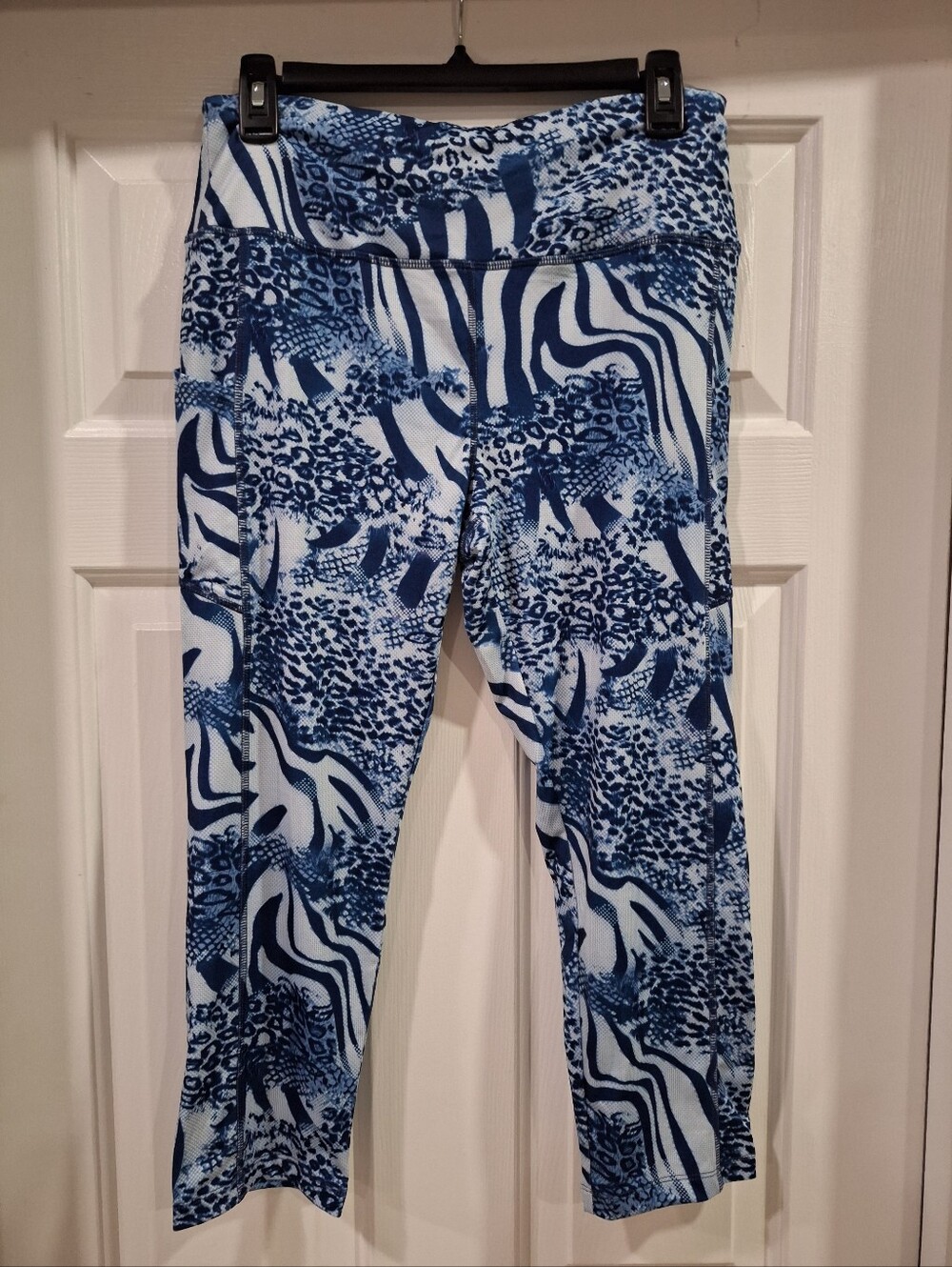 Blue & White Animal Print Athletic Leggings No Pockets